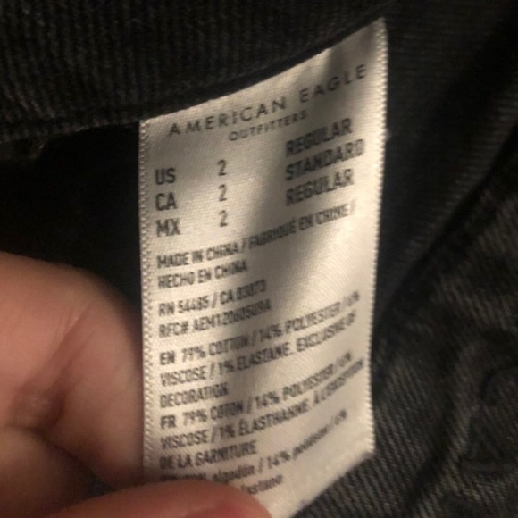 Supper cute American eagle mom jeans says size 2 but fits like a size 4-6 - Picture 3 of 3